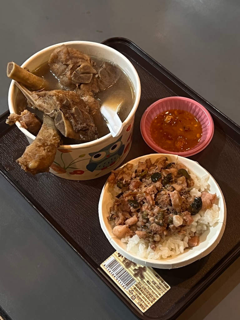 台北夜市陳董藥燉排骨，四大塊燉得軟爛的羊肉浸泡藥湯，湯頭清甜中帶藥膳香，排骨肉質滑嫩，配滷肉飯更對味