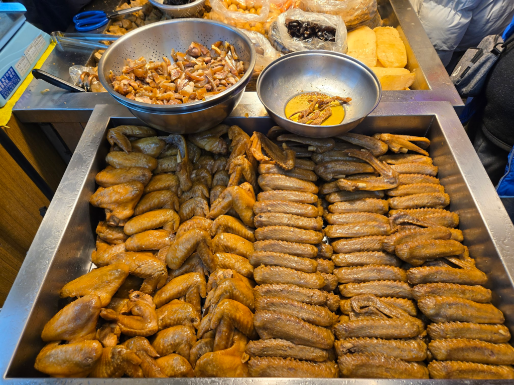 2025 饒河街夜市阿國滷味攤位擺滿鴨翅、米血糕、脆腸等人氣滷味，米其林必比登推薦的經典夜市小吃