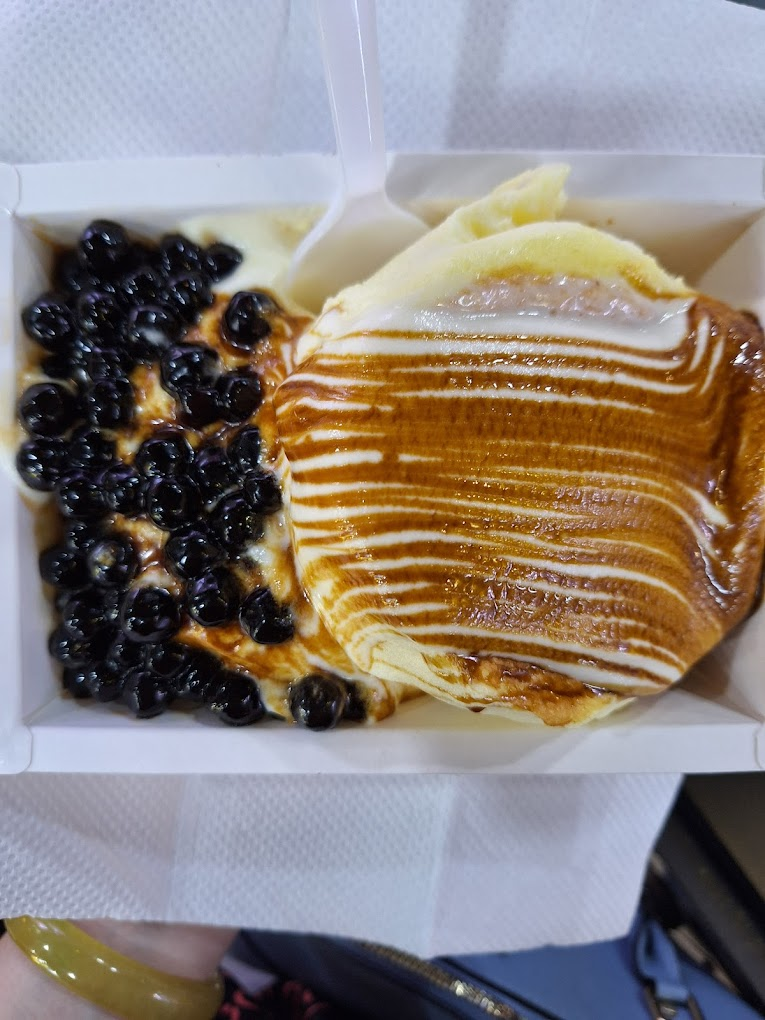 2025 饒河夜市吳寮手作舒芙蕾，蓬鬆柔軟、入口即化的高級甜點，美食地圖必收，吳寮手作舒芙蕾療癒現做過程。