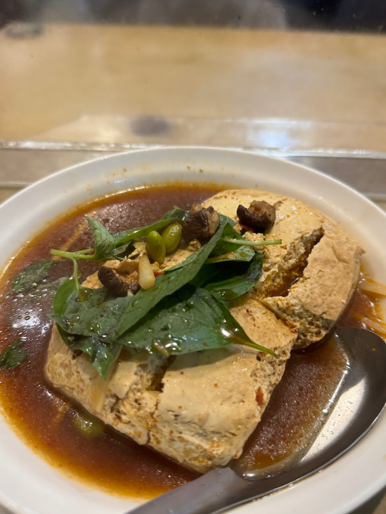 2025 南機場夜市臭老闆現蒸臭豆腐，木蒸籠中熱騰騰的清蒸臭豆腐，外皮嫩滑多汁，搭配可調辣度醬料